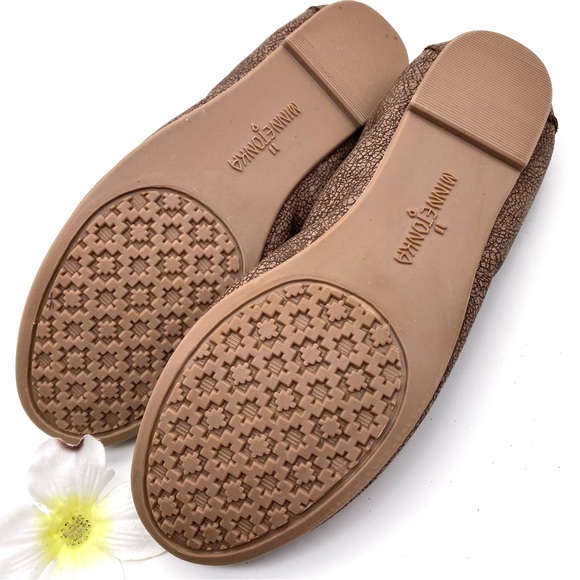 NWOB Minnetonka Anna Ballerina Flat in Distressed Leather, 6 - Picture 12 of 15
